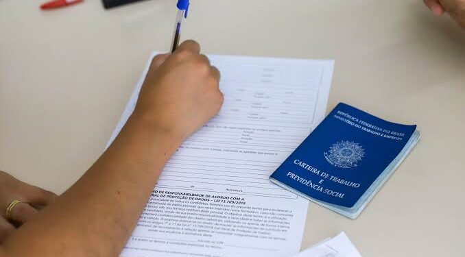 Taxa de desemprego cai para 5,3%, a menor para o trimestre até agosto