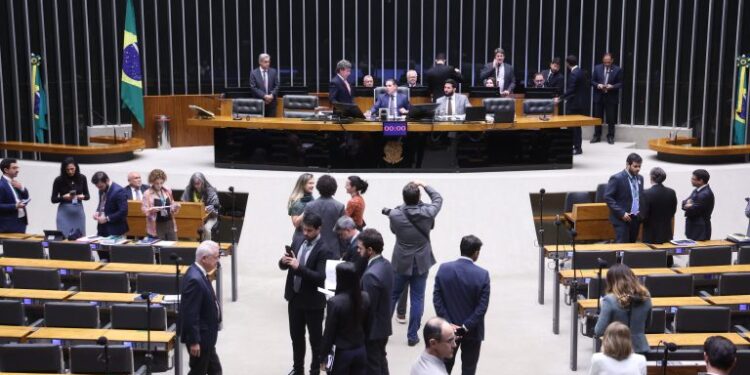 Câmara aprova MP que acaba com a “taxa das blusinhas”