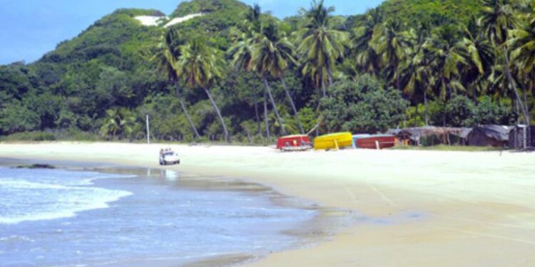 Dois restaurantes em Baía Formosa (RN) são denunciados por crimes ambientais e ocupação irregular