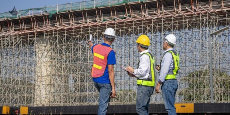 Atividade e emprego na indústria da construção voltam a cair, mostra CNI