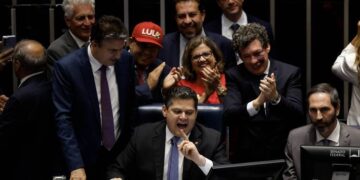 Senado aprova fim da escala 6×1 e redução da jornada de trabalho