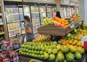 Justiça mantém condenação de supermercado por venda de frangos impróprios para consumo