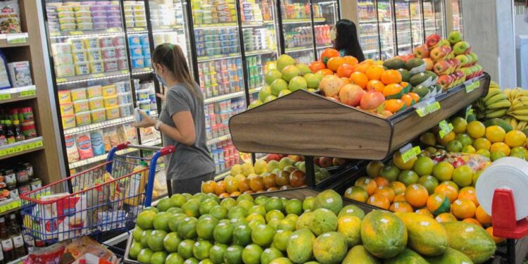 Justiça mantém condenação de supermercado por venda de frangos impróprios para consumo