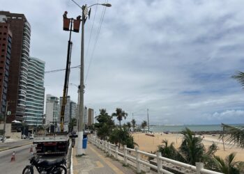 Trabalho de recuperação da iluminação pública das praias da Zona Leste de Natal avança