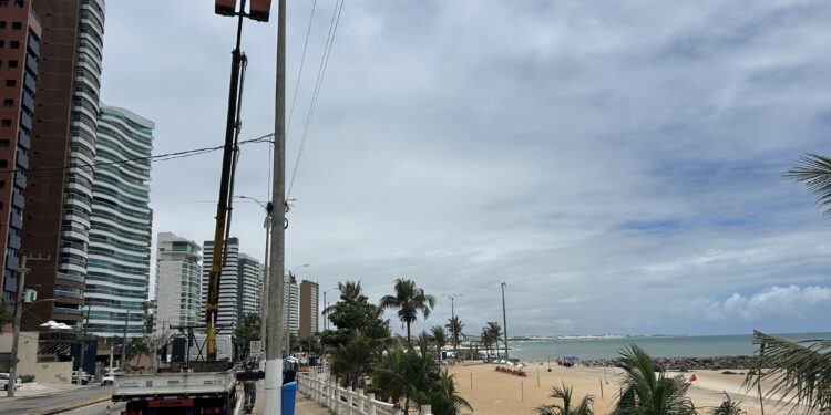 Trabalho de recuperação da iluminação pública das praias da Zona Leste de Natal avança