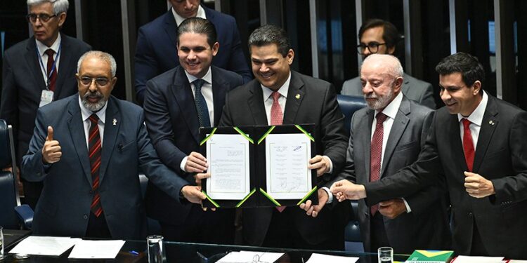 Congresso promulga o fim da escala 6×1 e aposentadoria de agentes de saúde