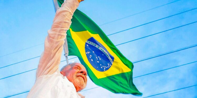 Lula é reeleito para quarto mandato de presidente