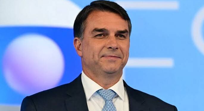 Polícia Federal cancela passaportes de Flávio Bolsonaro