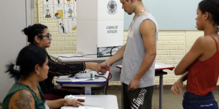 Brasileiros voltam às urnas no domingo para escolher presidente da República e seis governadores